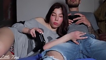 Amatérská Teenka Dostane Handjob Od Přítelkyně Mého Kamaráda Výměnou Za Vítězství Ve Fifa A Pak Má Anální Sex S Ní