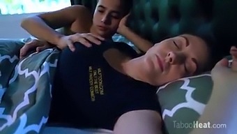 Nevlastní Matka Překvapí Nevlastního Syna Nečekaným Sexuálním Setkáním.