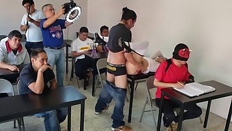 Die Entstehung Einer Schulmädchen-Pornoszene Mit Amateur-Teenagerinnen