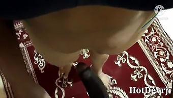 インドの熟女が若い男性を誘惑してセックスする