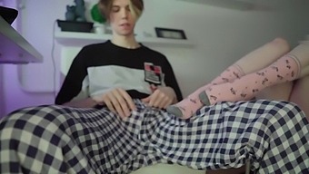 Meine Jüngere Schwester Gibt Sich In Unseren Intimen Momenten Fußspielen Hin