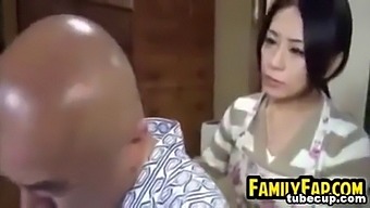 Älterer Mann Hat Sex Mit Junger Frau In Japan