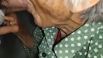 Stará Čínská Žena S Mladistvým Duchem
