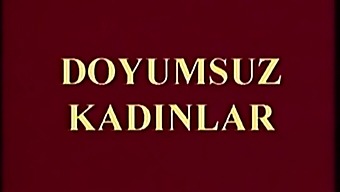 Türkische Mädchen Zeigen Ihre Großen Titten Und Küssen Sich In Einem Heißen Video