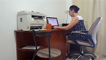 High-Definition Video Of Office Lady Boss And Employee Indulging In Cunnilingus