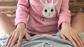 Ein Junges, Brünettes Girl Macht Es Sich Spielerisch Geil Und Besorgt Es Dem Großen Penis Ihres Stiefbruders