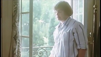 빈티지 어른이 스텝맘과 함께 목욕을 하고 싶어합니다