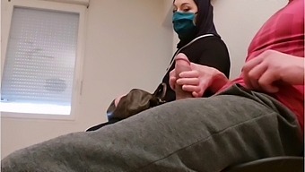 Zvrácený Lékař Nainstaluje Skrytou Kameru Do Své Recepce A Čeká, Až Odhalí Nezákonnou Činnost Muslimky S Prázdným Francouzským Kondomem.
