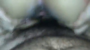 妻は私にミルクで満たされるのを楽しんでいます。