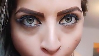 شاهدني وأنا أسعد مؤخرتي بخيار كبير، لأنه ضيق ولذيذ بشكل استثنائي