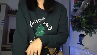 Stepsister Anna'S Christmas Gift: A Steamy Blowjob And Creampie