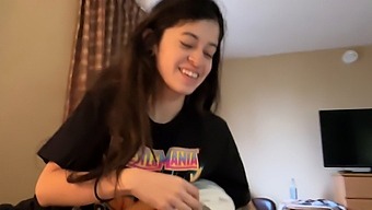 Kleine Titten Und Großer Spaß In Diesem Amateur-Dreier-Video