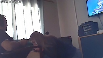 Nevlastní Matka A Přítel Jsou Zachyceni Na Skryté Kameře Při Intimním Aktu