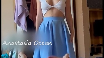 Il Se Faisait Plaisir Seul Pendant Que Sa Demi-Sœur Essayait Des Vêtements