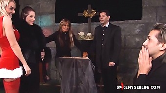 Blondýnka Santa Přináší Sváteční Radost Do Kostela S Jeptiškou A Knězem