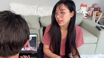 Elle Lee, Uma Estudante De Medicina, Retribui Os Avanços De Seu Tutor Em Um Pov De Dormitório