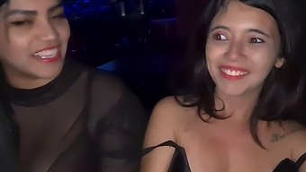Drobná Teenagerka Se Věnuje Análnímu Prstokladu A Vaginálním Creampie V Divoké Swingující Klubové Orgii