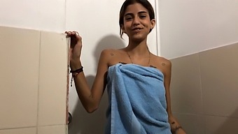 Tânăra Adolescentă Indiană Primește O Ejaculare Surpriză De La Sora Ei Vitregă Într-O Întâlnire Obraznică În Baie