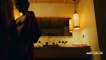 Een Romantisch Stel Maakt Een Zelfgemaakte Video Waarin Ze Seks Hebben In Een Hotelkamer.