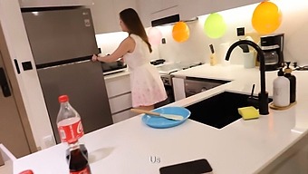 Měl Jsem Roleplay S Mámou Mého Kamaráda V Kuchyni Po Jeho Narozeninách A Bylo To Horké.