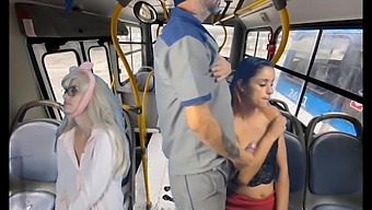 Ein Bauarbeiter Entblößt Sich Und Hat Sex Mit Frauen In Einem Öffentlichen Bus.