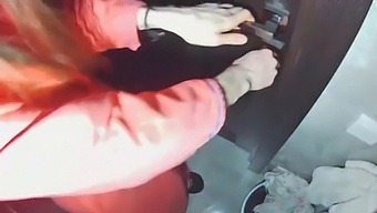 Echtes Amateurvideo Einer Frau, Die Ihrem Mann Mit Seinen Freunden Untreu Ist.